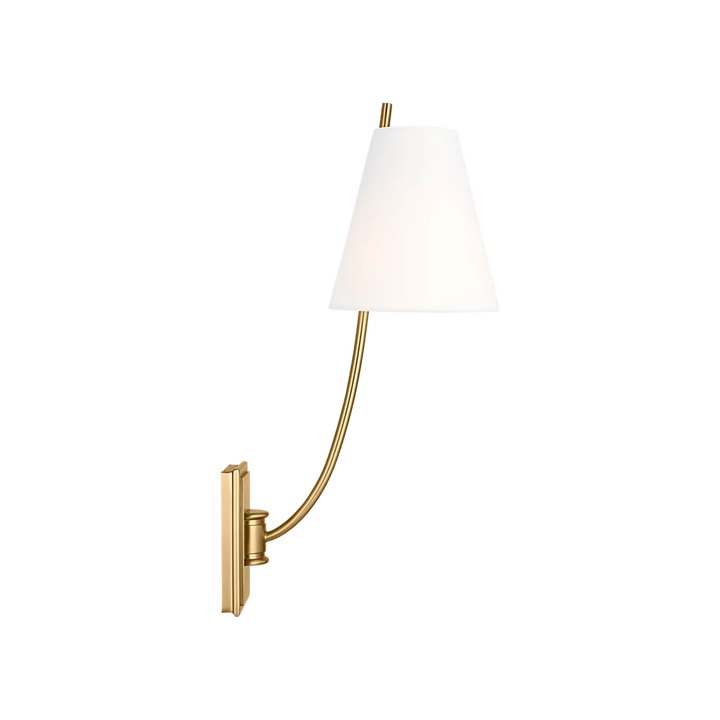 Applique murale Maison Olive en métal doré, abat-jour blanc conique, design élégant pour salon ou chambre.
