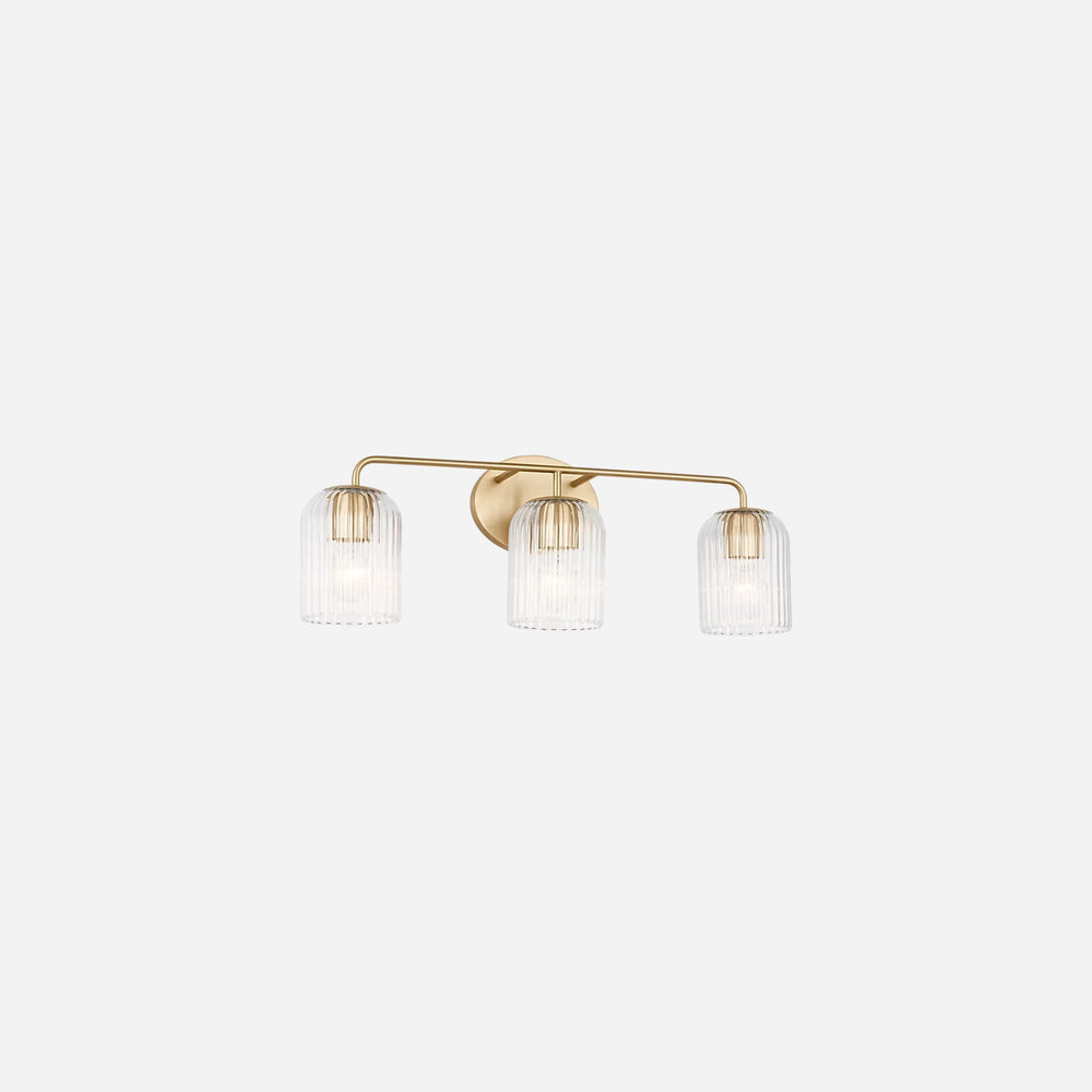Applique murale triple Maison Olive Eisele en laiton brossé avec trois abat-jours cylindriques en verre strié