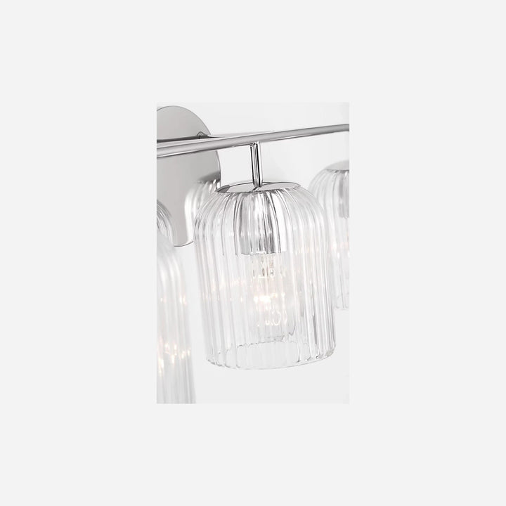 Applique murale triple Maison Olive Eisele avec trois abat-jours en verre strié transparent et structure en laiton