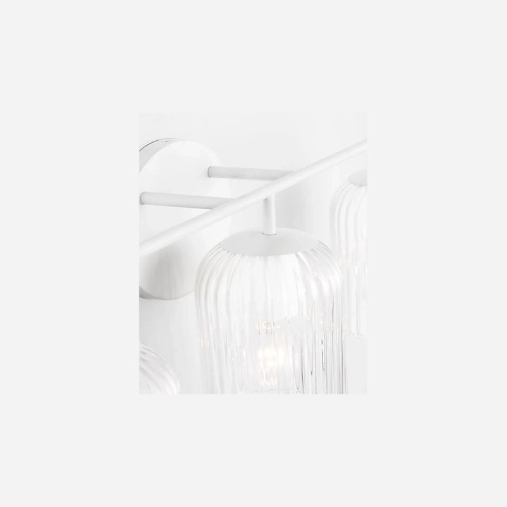Applique murale triple Maison Olive Eisele avec abat-jours en verre strié transparent et structure en laiton brossé