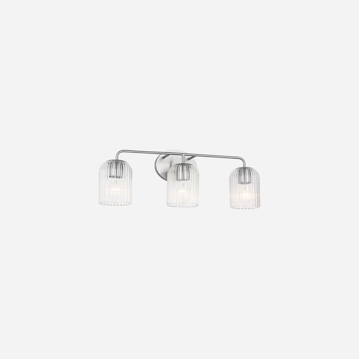 Applique murale triple Maison Olive Eisele avec trois abat-jours en verre strié transparent et structure en laiton