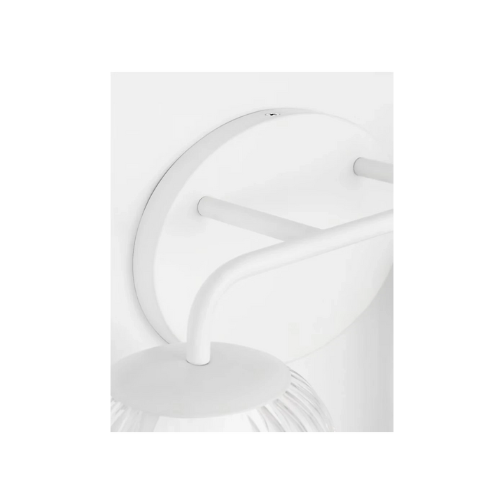 Applique murale double Maison Olive en métal blanc et verre strié, éclairage d'ambiance moderne.