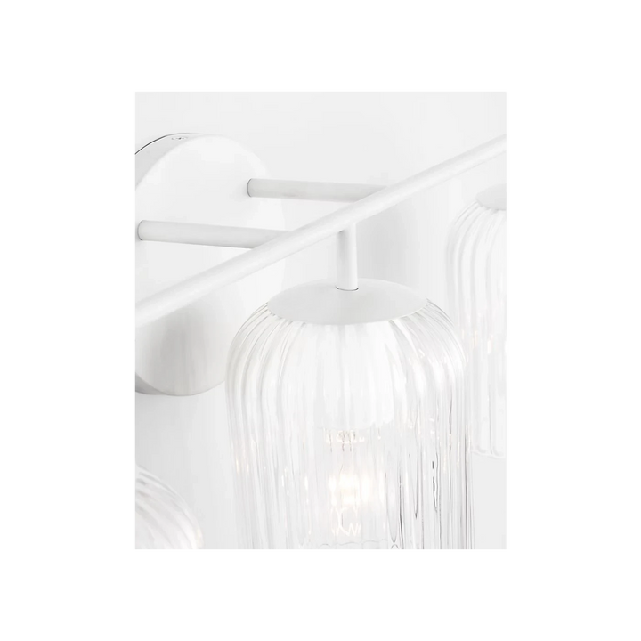 Applique murale Maison Olive en métal blanc avec 3 abat-jours cylindriques en verre strié transparent.