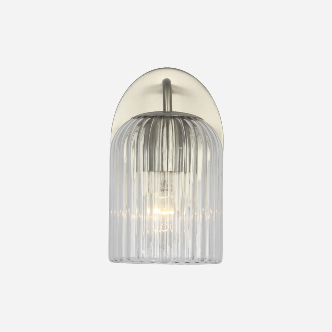 Applique murale Maison Olive EISELE avec abat-jour en verre cannelé transparent et support en métal brossé