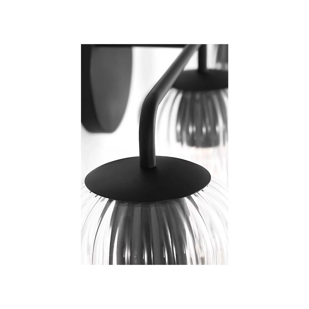 Maison Olive applique murale noire avec abat-jour cylindrique en verre strié transparent, finition laiton brossé