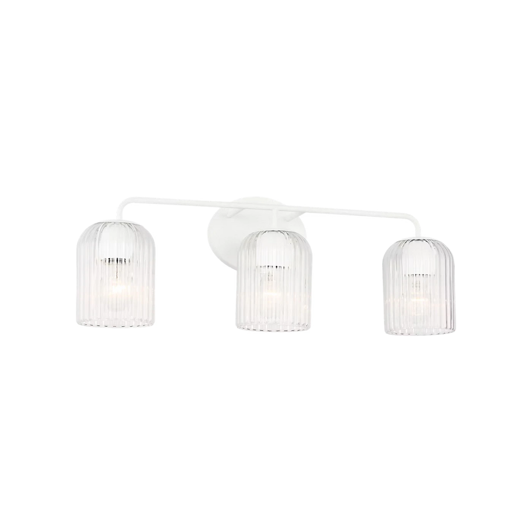 Applique murale Maison Olive blanche avec 3 globes en verre strié transparent diffusant une lumière douce.