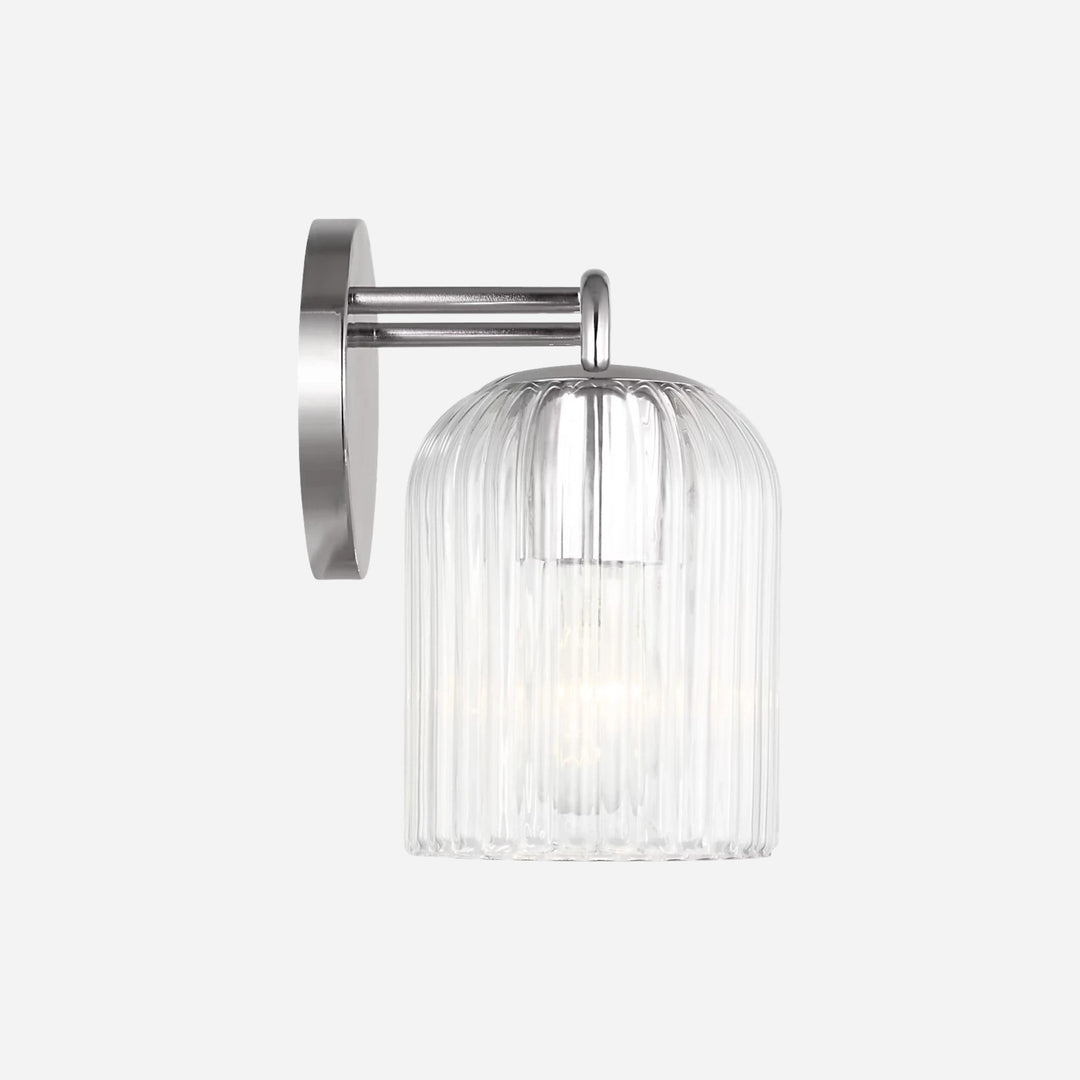 Applique murale Maison Olive Eisele avec support en métal brossé et abat-jour cylindrique en verre strié transparent