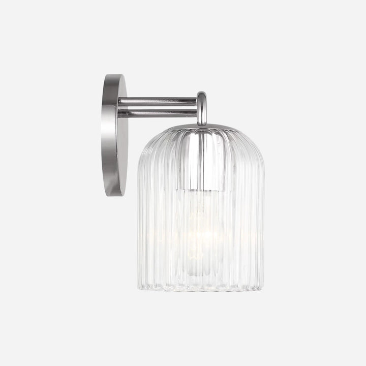 Applique murale Maison Olive Eisele avec support en métal brossé et abat-jour cylindrique en verre strié transparent
