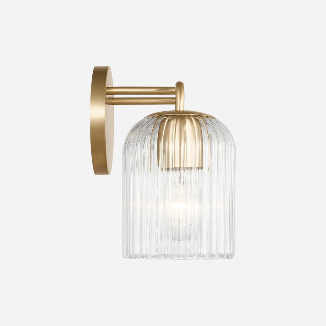 Applique murale Maison Olive Eisele avec support en métal brossé doré et abat-jour cylindrique en verre strié