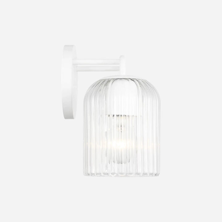 Applique murale Maison Olive Eisele avec support blanc et abat-jour en verre strié transparent pour salle de bain