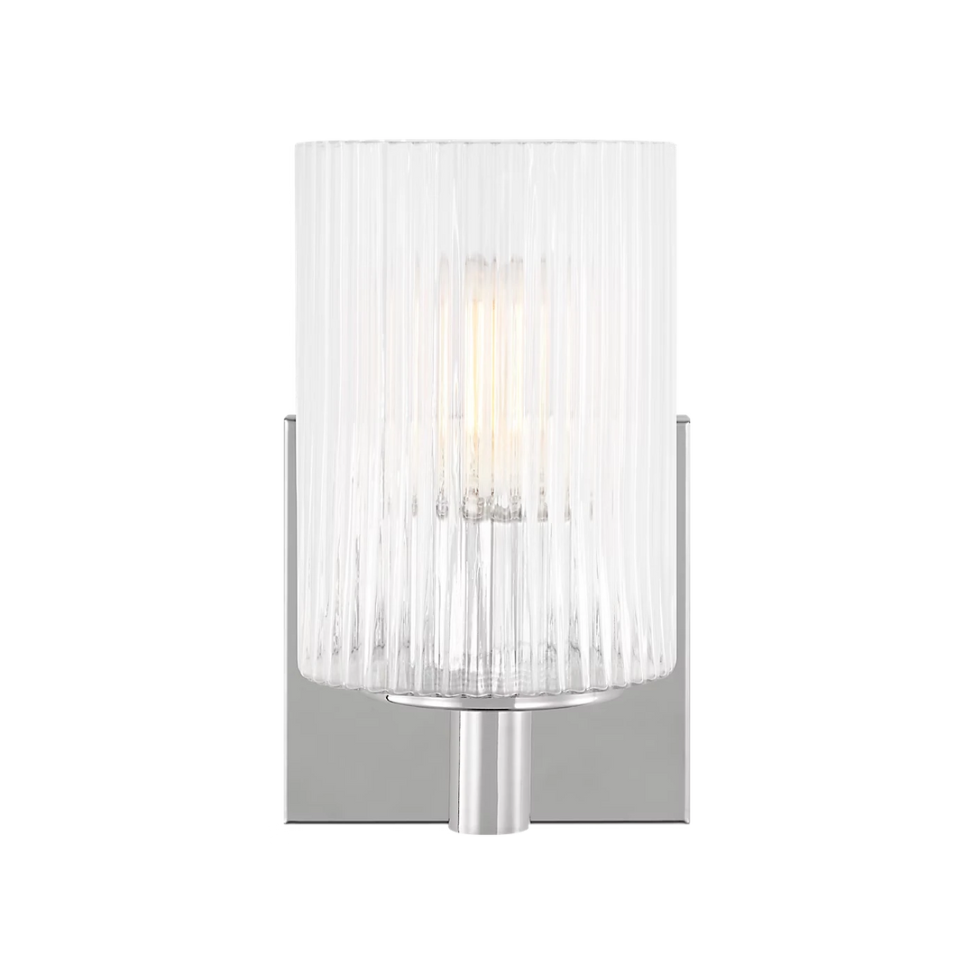 Maison Olive applique murale moderne en verre strié transparent et métal brossé, éclairage d'ambiance doux.