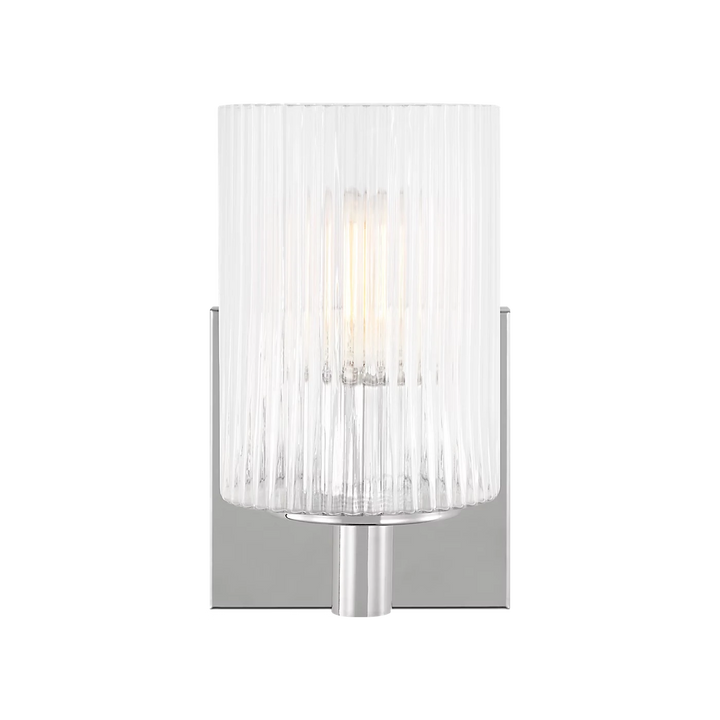 Maison Olive applique murale moderne en verre strié transparent et métal brossé, éclairage d'ambiance doux.