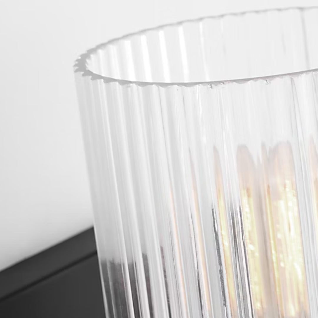 Maison Olive applique murale en verre strié transparent et métal brossé noir, éclairage d'ambiance