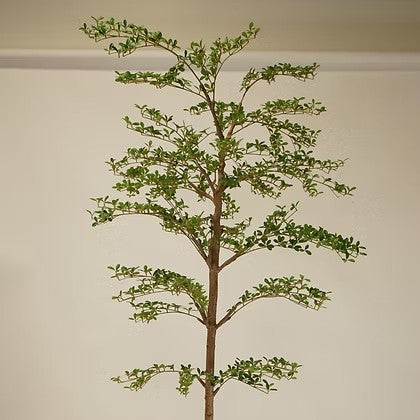 Arbre artificiel Maison Olive au feuillage vert fin et branches étagées pour une décoration d'intérieur élégante