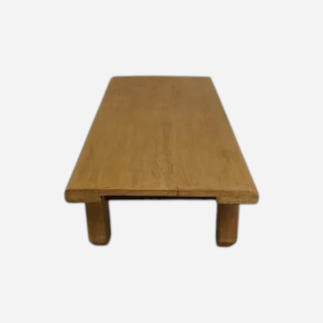 Banc bas artisanal Maison Olive en bois massif clair au design minimaliste et épuré pour un intérieur zen.