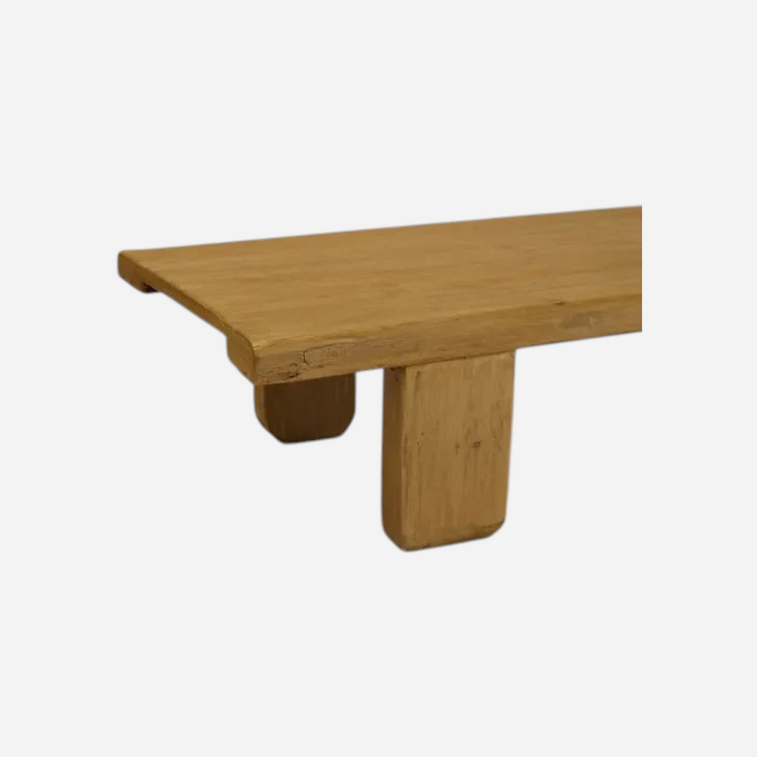 Banc bas artisanal Maison Olive en bois massif clair au design minimaliste d'inspiration japonaise
