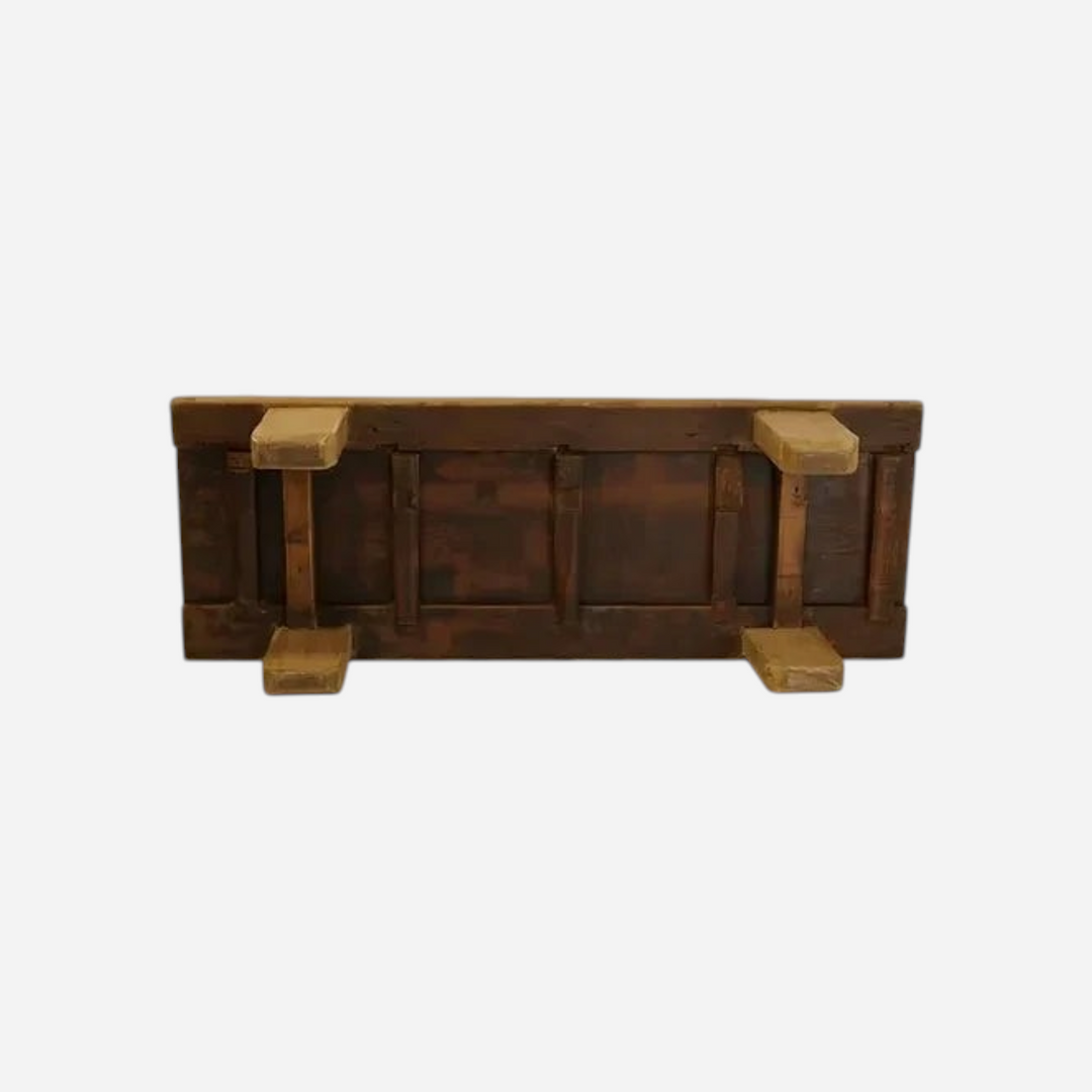 Banc bas artisanal Maison Olive en bois massif sombre avec une finition texturée et un design minimaliste japonais.