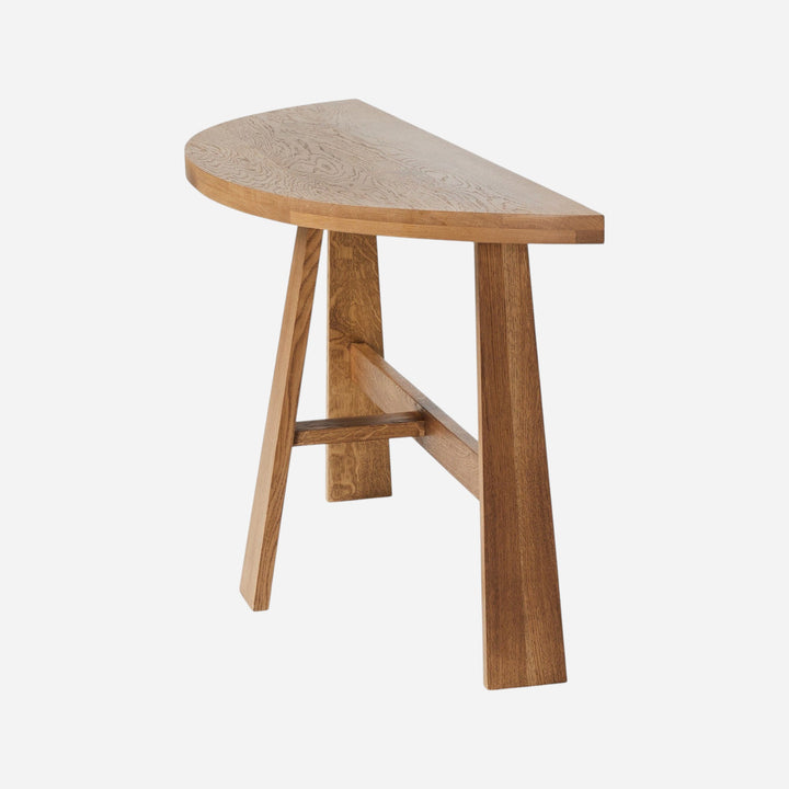 Maison Olive banc demi-lune en bois de chêne massif, design moderne, pieds évasés, grain naturel.