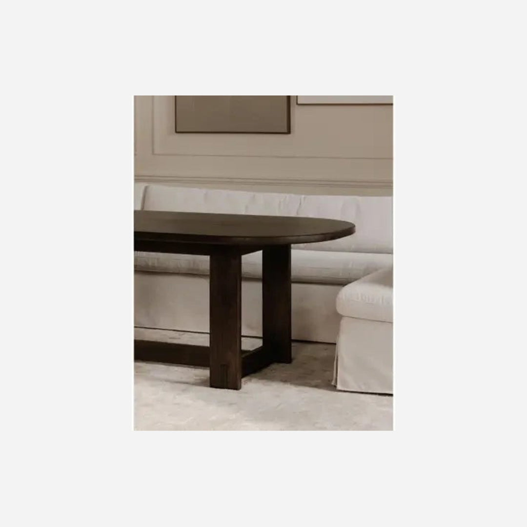 Banquette de salle à manger Maison Olive FABLE en tissu beige texturé avec jupe, installée près d'une table en bois