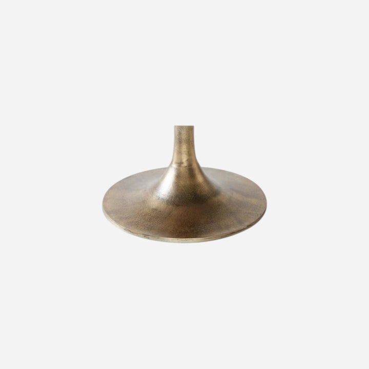 Base ronde en aluminium moulé au fini laiton antique de la table basse LAVISA par Maison Olive