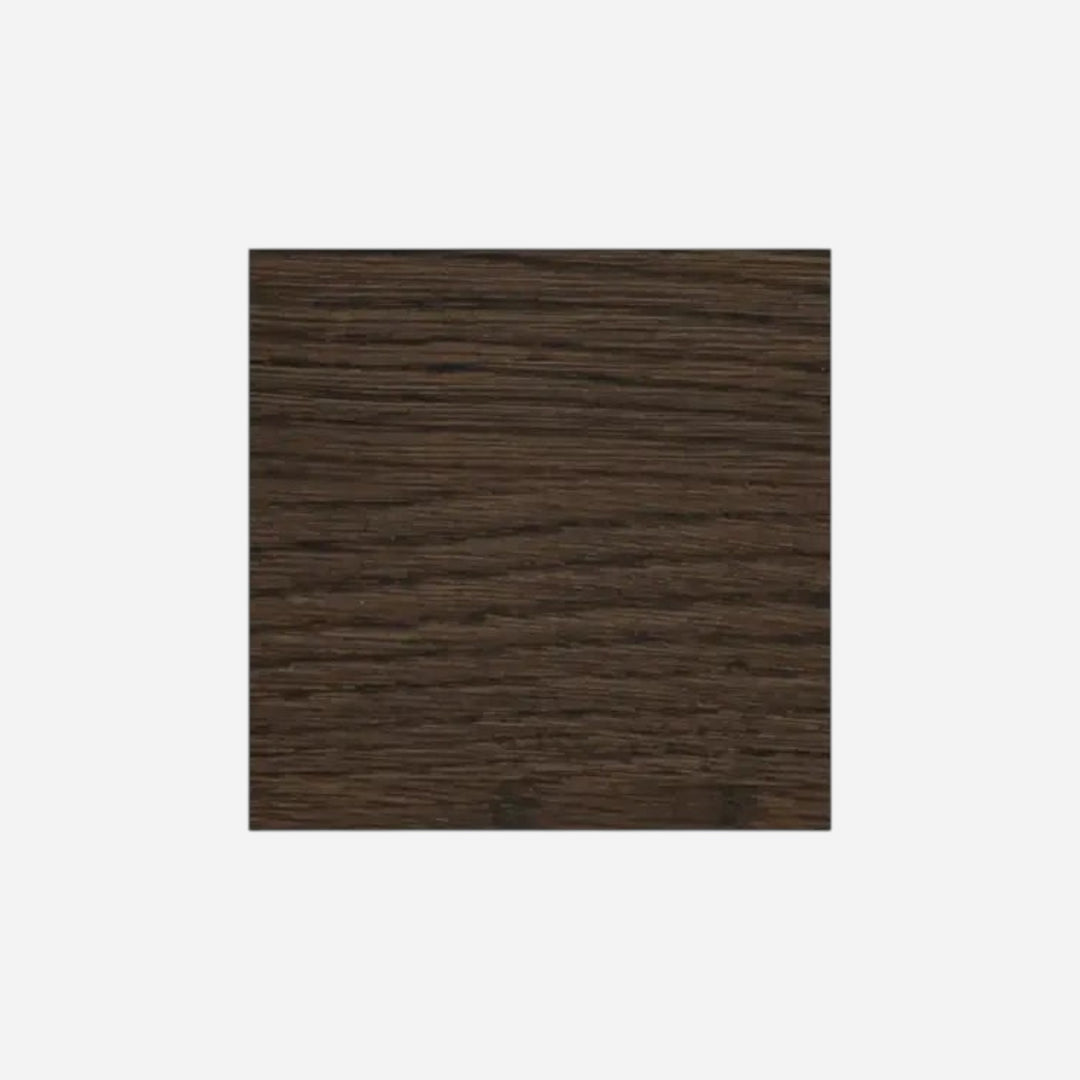Échantillon de bois teinté foncé avec un veinage riche et authentique pour la table de chevet Maison Olive