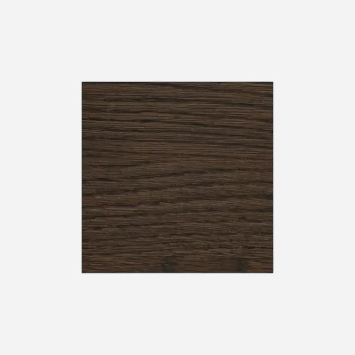 Échantillon de bois teinté foncé avec un veinage riche et authentique pour la table de chevet Maison Olive