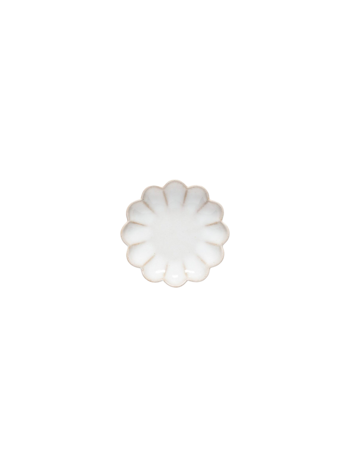 Bol apéritif MARA Maison Olive en céramique blanche avec un design floral délicat et des bords festonnés