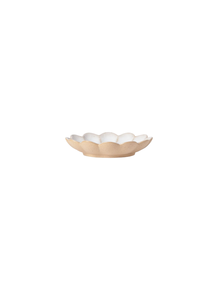 Bol apéritif MARA Maison Olive en céramique beige et blanc avec un design en forme de fleur