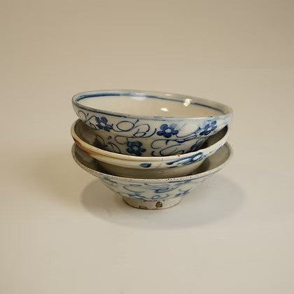 Bol artisanal Maison Olive en céramique blanche avec motifs floraux peints à la main en bleu profond.
