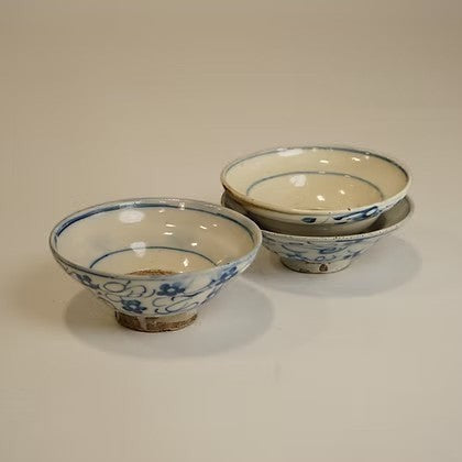 Bols Maison Olive en céramique artisanale blanc cassé avec motifs floraux peints à la main en bleu profond.
