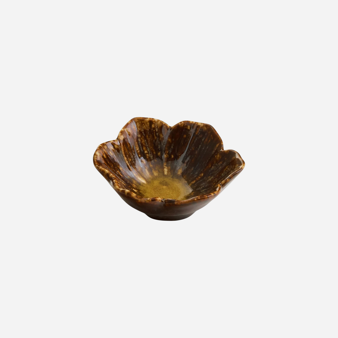 Petit bol Maison Olive en céramique émaillée marron en forme de fleur avec des reflets ambrés au centre.