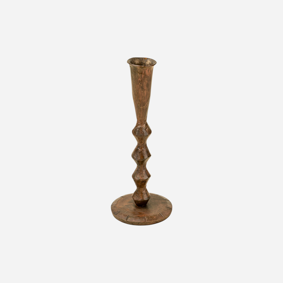 Bougeoir artisanal Maison Olive en métal patiné sombre avec une silhouette sculpturale et une base stable