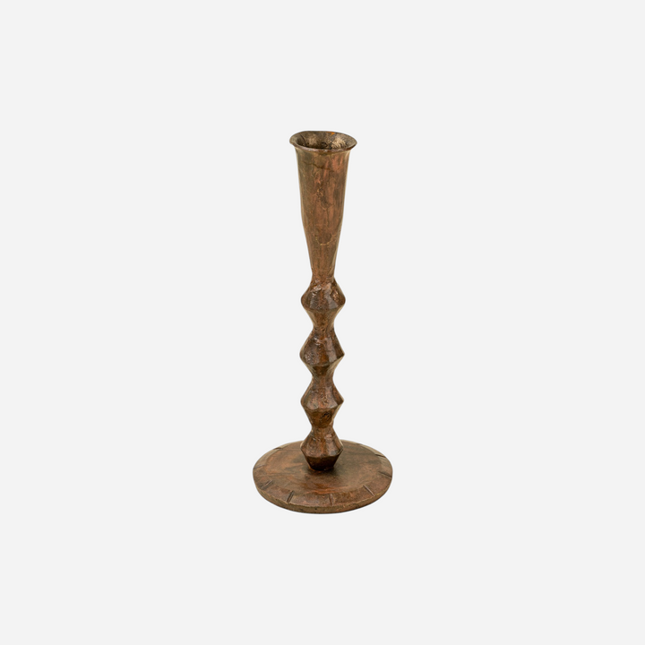 Bougeoir artisanal Maison Olive en métal patiné sombre avec une silhouette sculpturale et une base stable