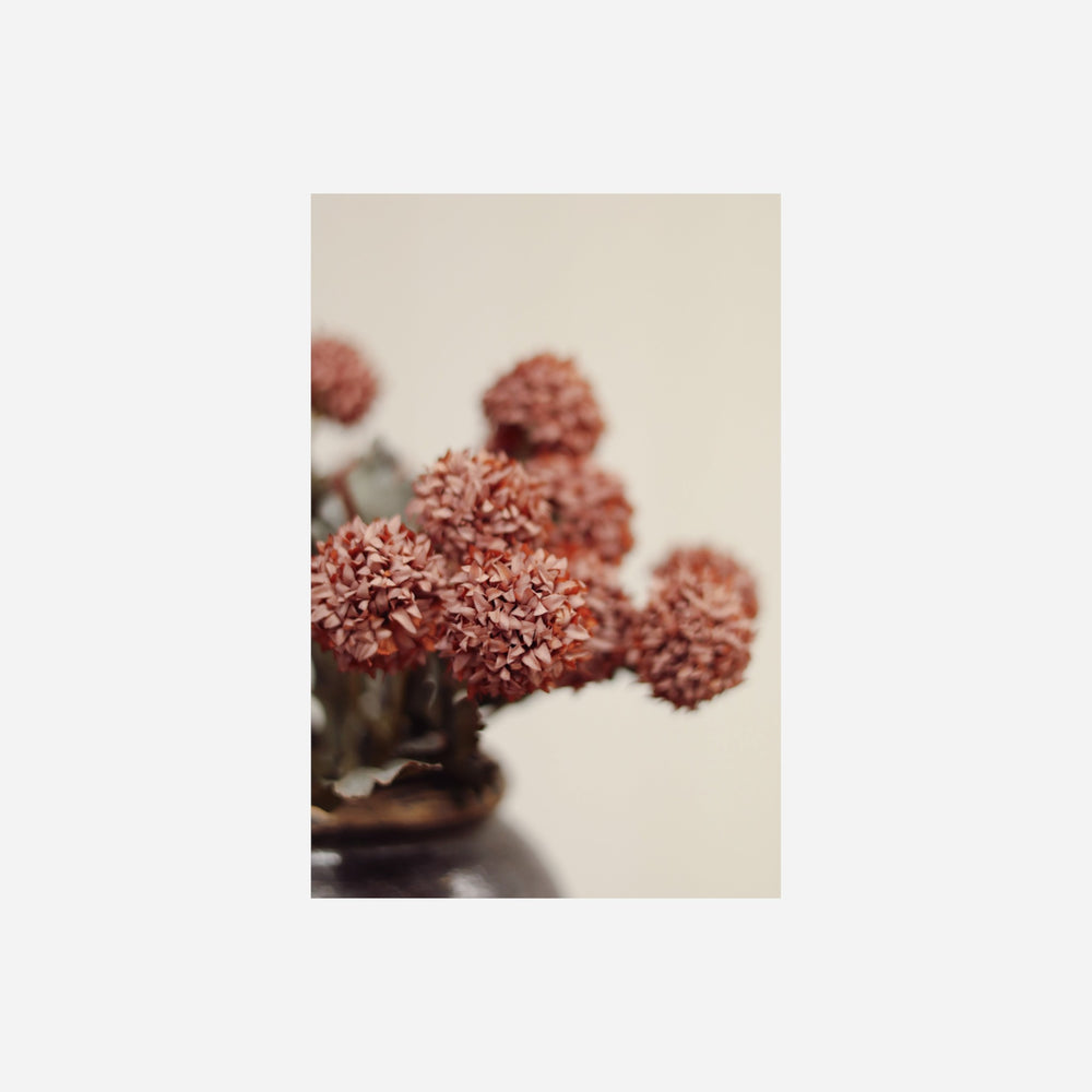 Bouquet de fleurs artificielles Maison Olive Morandi Bloom mauve aux pétales texturés dans un vase sombre