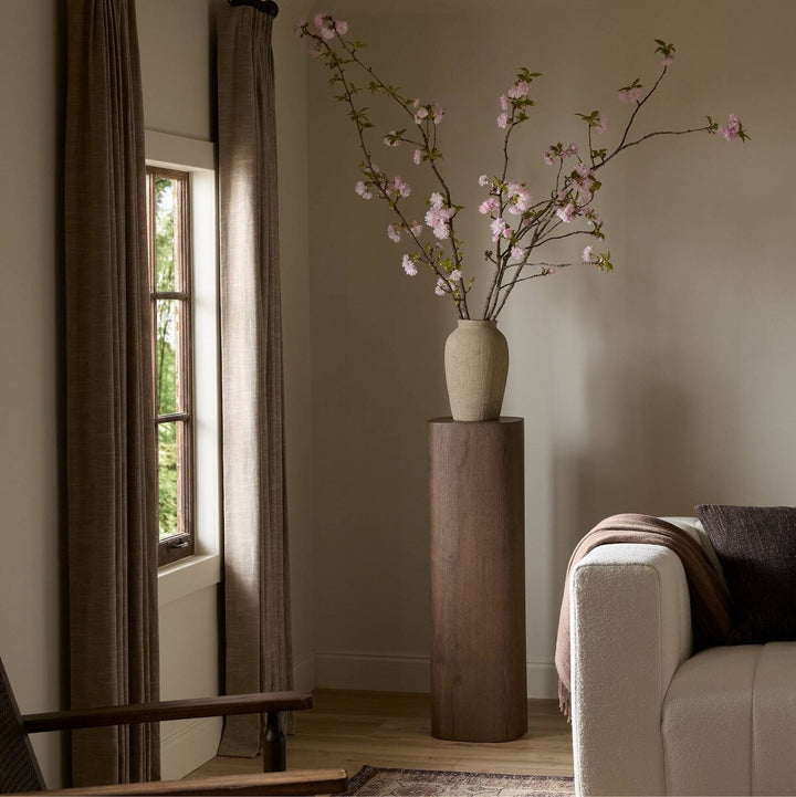 Maison Olive bout de canapé cylindrique en bois naturel vieilli, idéal pour salon rustique ou contemporain.