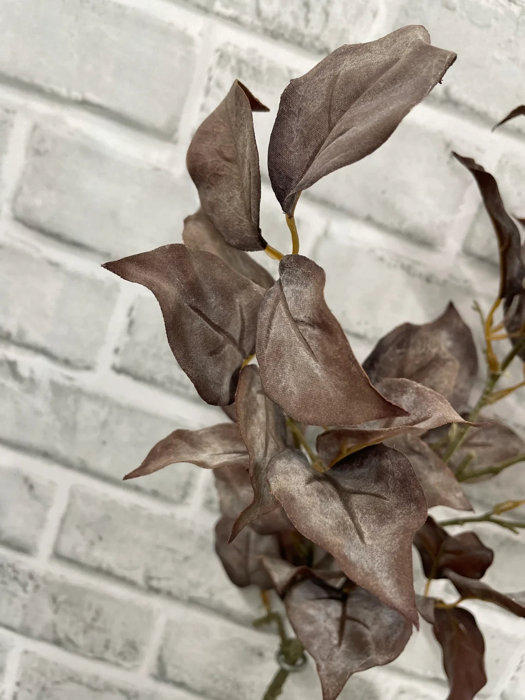 Branche artificielle Maison Olive aux feuilles brun profond pour une décoration intérieure élégante et automnale