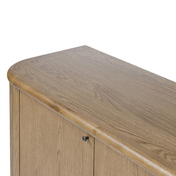 Buffet en chêne clair Maison Olive avec plateau arrondi et poignées discrètes, style contemporain.