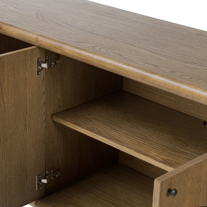 Buffet en chêne clair Maison Olive avec étagères intérieures et charnières métalliques apparentes. Style moderne.