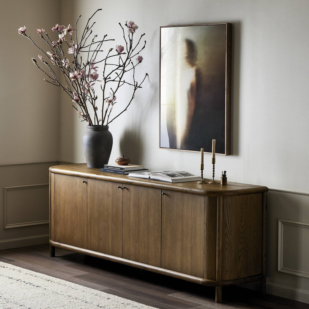 Buffet FLORENT en chêne de Maison Olive avec des portes incurvées et une finition chaleureuse. Idéal pour un salon moderne.