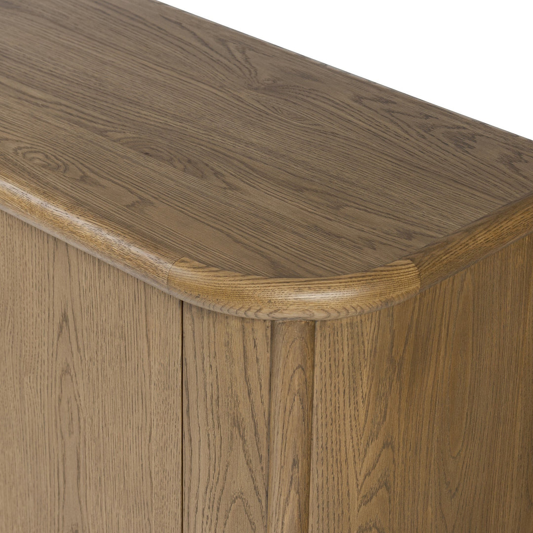 Buffet en chêne FLORENT Maison Olive avec un cadre cylindrique et des lignes courbes. Finition bois naturel.