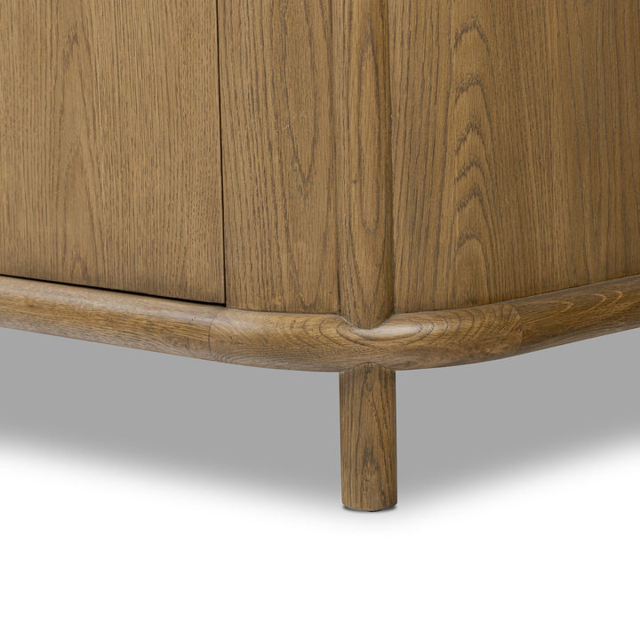 Buffet FLORENT en chêne de Maison Olive, finition bois naturel, pieds arrondis et détails subtils.
