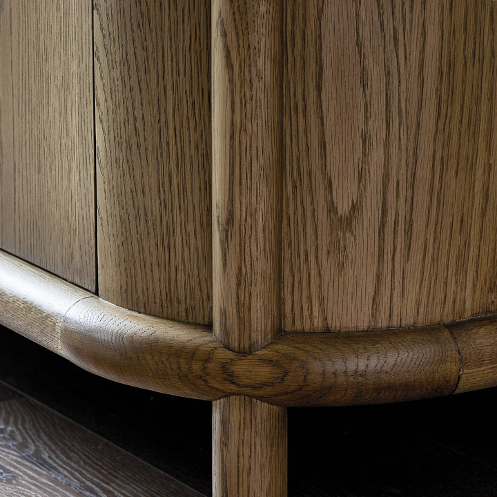 Buffet FLORENT en chêne de Maison Olive avec un cadre cylindrique et des lignes courbes. Finition bois naturel.