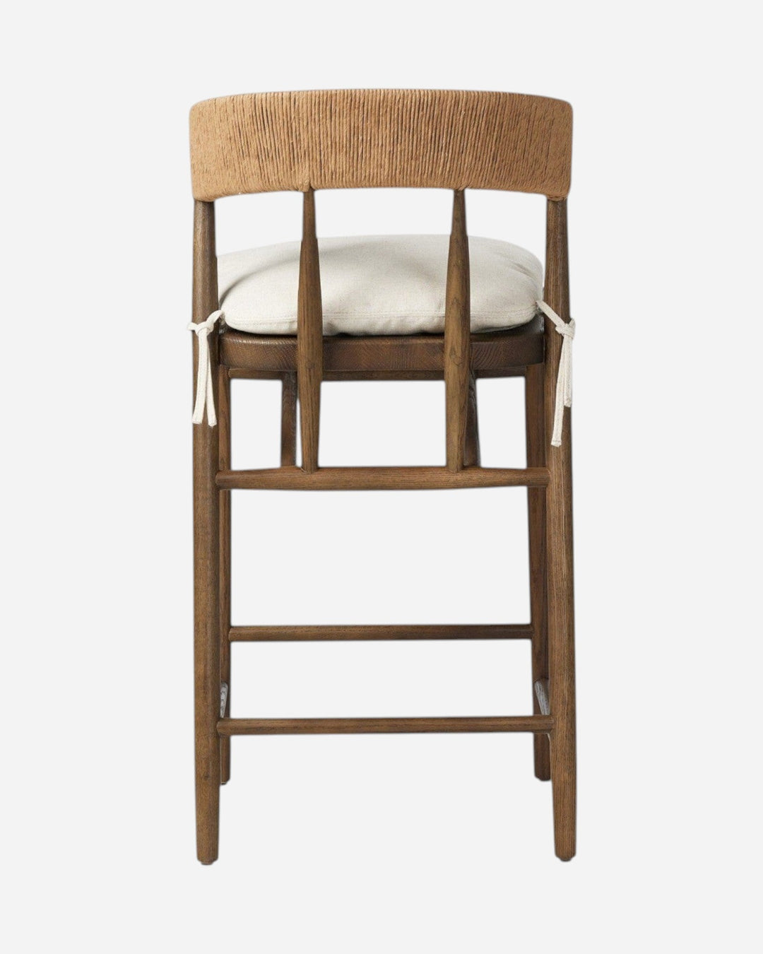 Tabouret de comptoir Maison Olive Buxton en chêne massif avec dossier en jonc de papier et coussin blanc