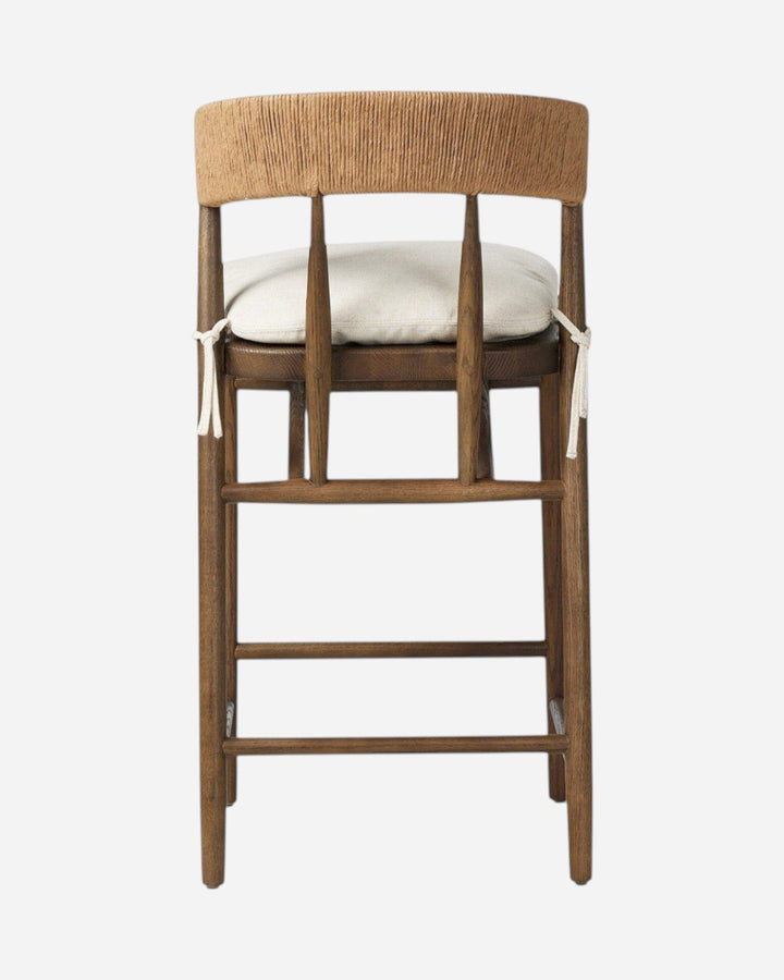 Tabouret de comptoir Maison Olive Buxton en chêne massif avec dossier en jonc de papier et coussin blanc
