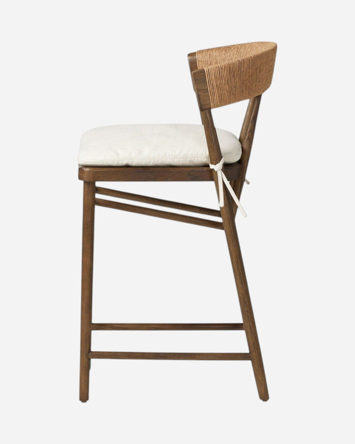 Tabouret de comptoir Maison Olive Buxton en chêne massif avec dossier en jonc de papier et assise rembourrée claire