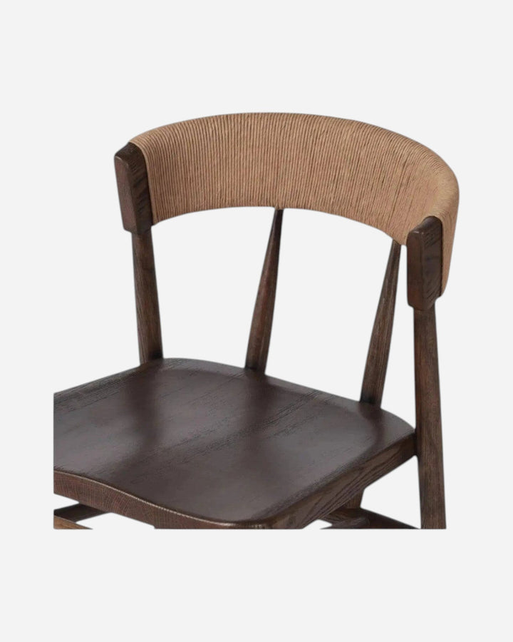Tabouret de comptoir Maison Olive Buxton en chêne massif foncé avec dossier incurvé en jonc de papier naturel