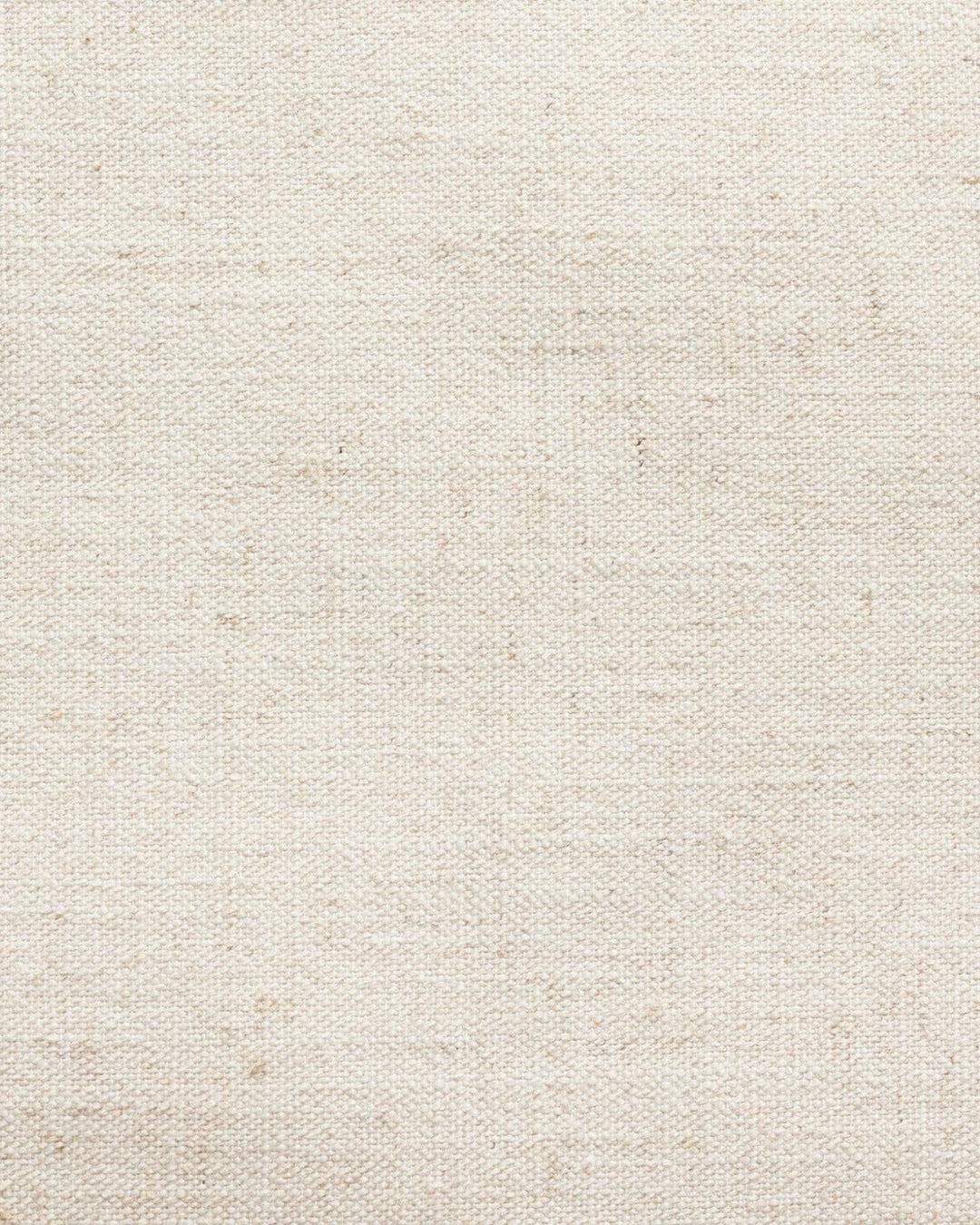 Gros plan sur la texture du tissu en lin beige naturel du tabouret Buxton de Maison Olive