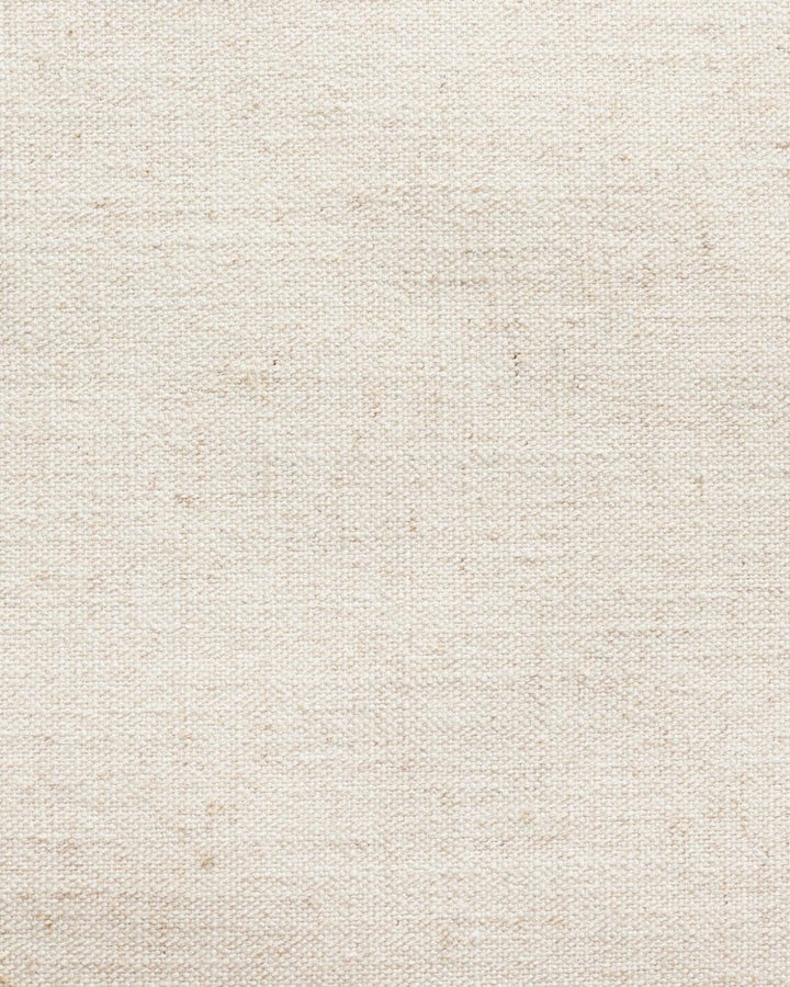 Gros plan sur la texture du tissu en lin beige naturel du tabouret Buxton de Maison Olive