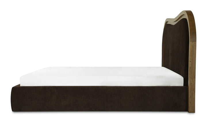 Cadre de lit Maison Olive rembourré en tissu brun avec tête de lit incurvée en bois massif et design élégant