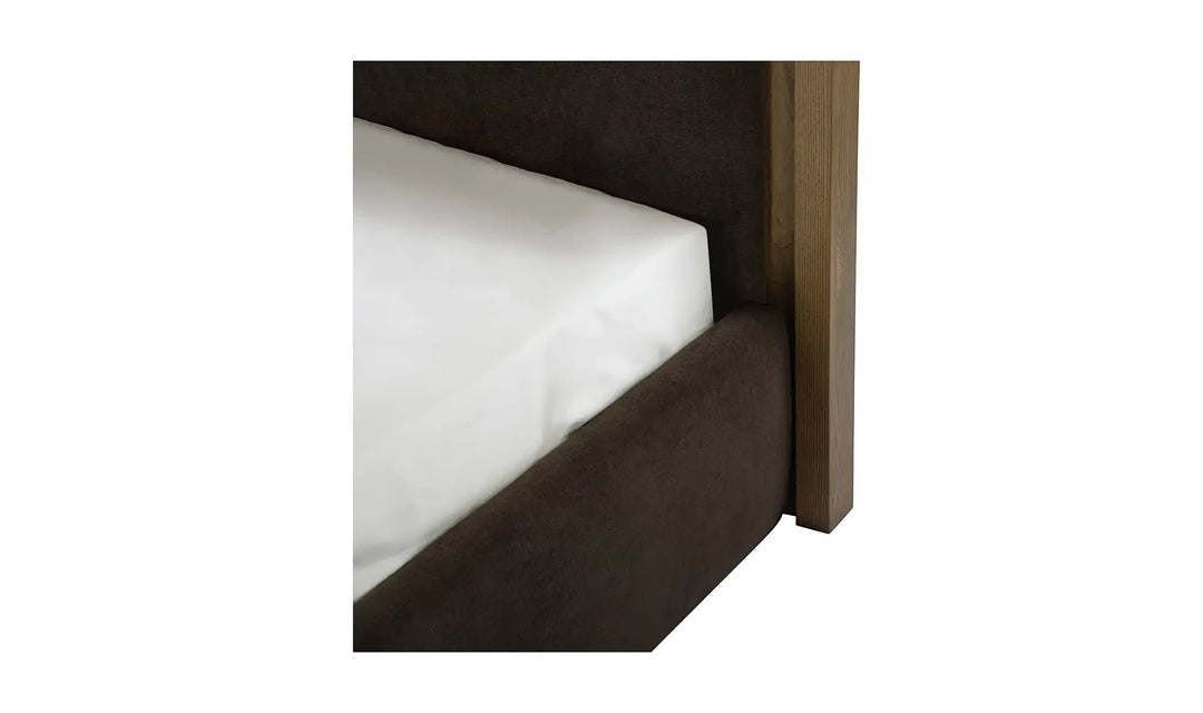 Cadre de lit Maison Olive rembourré en tissu brun avec structure en bois massif et finitions élégantes